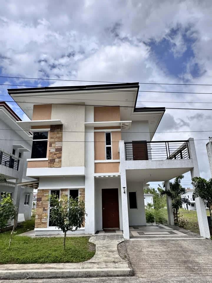 4 Beds 4 Baths House - rental in Talisay City